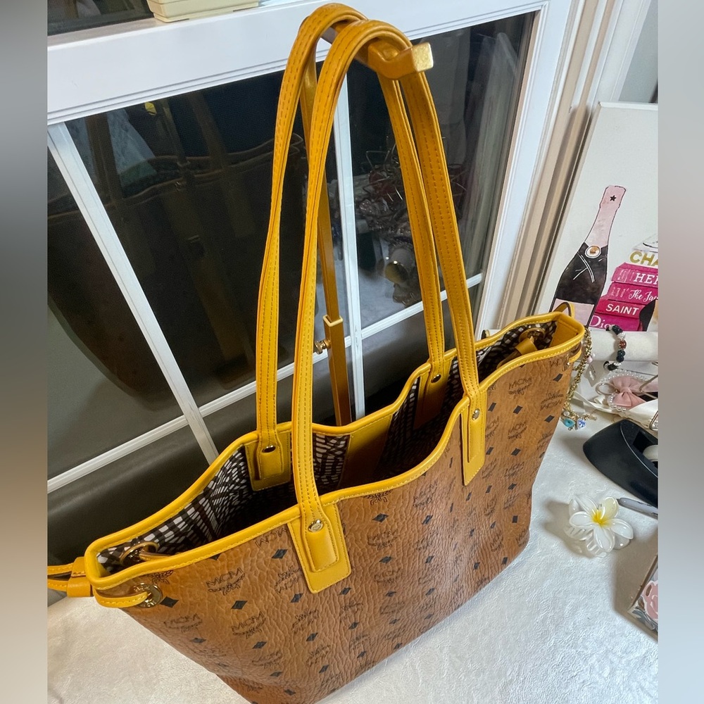 MCM Visetos Medium Liz Reversible Shopper Tote in Cognac and Yellow Leather - Picture 7 of 17